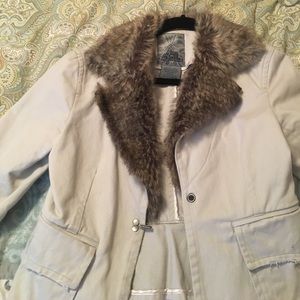 Fitted jacket with fur collar